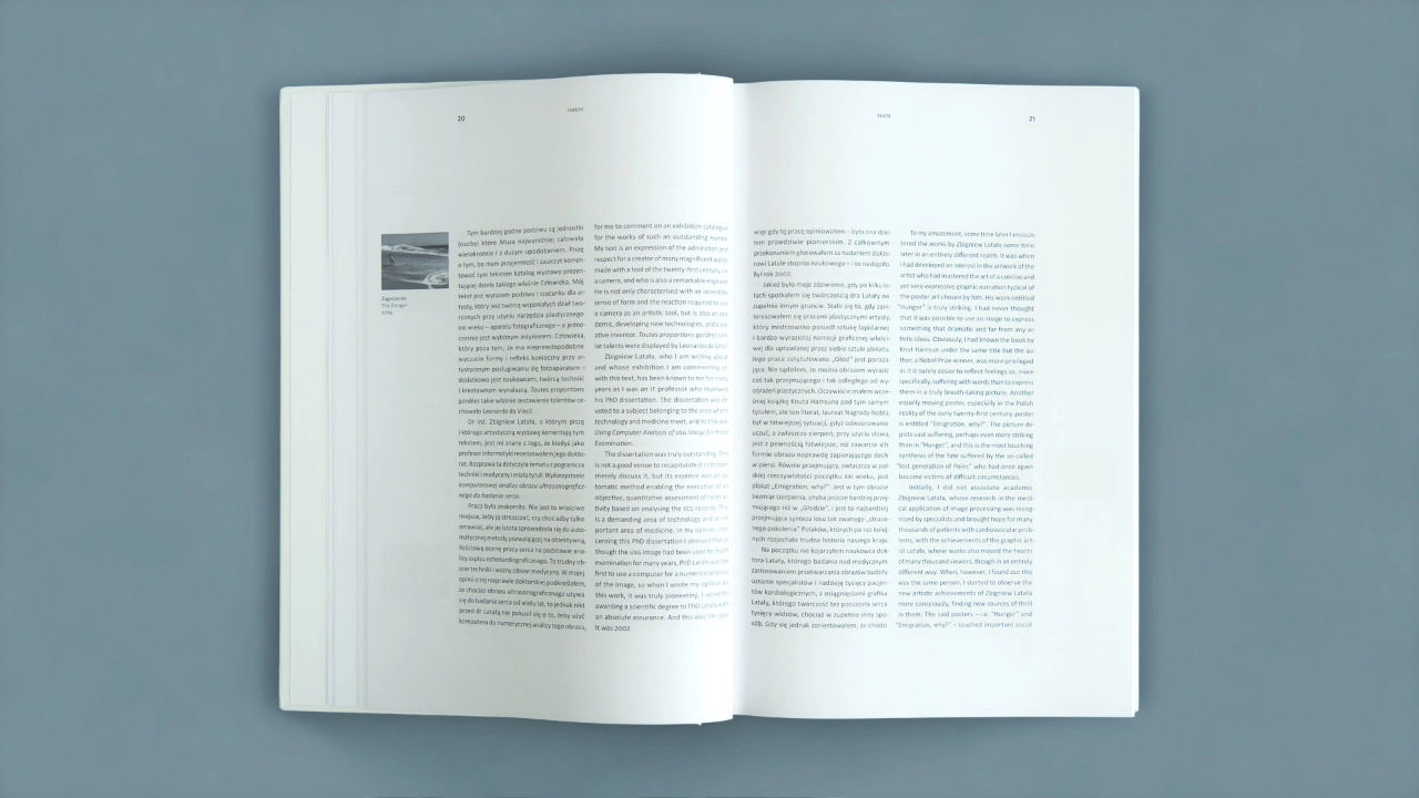 Publikacja Zbigniewa Latały Gra z wyobraźnią / Playing with inagination zaprojektowana przez Voit Studio, rozkład&oacute;wka