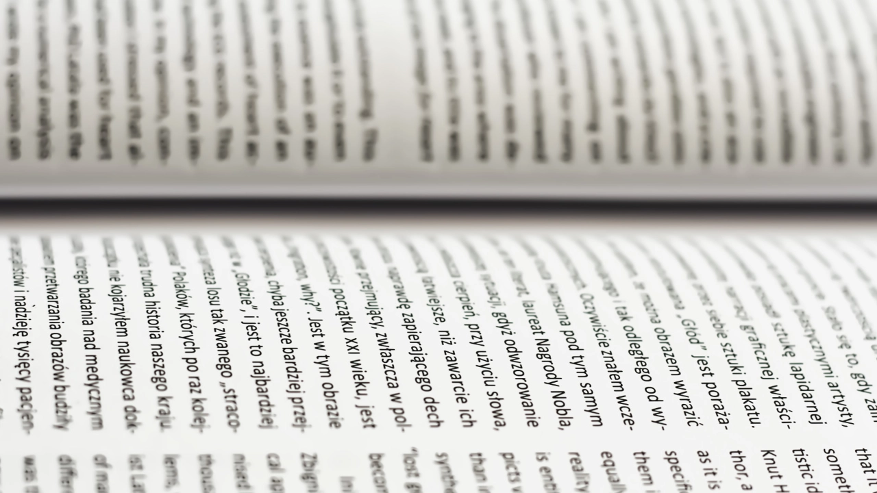 Publikacja Zbigniewa Latały Gra z wyobraźnią / Playing with inagination zaprojektowana przez Voit Studio, detal