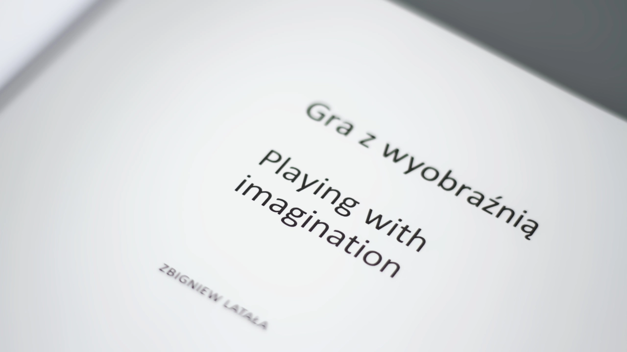 Publikacja Zbigniewa Latały Gra z wyobraźnią / Playing with inagination zaprojektowana przez Voit Studio, strona tytułowa